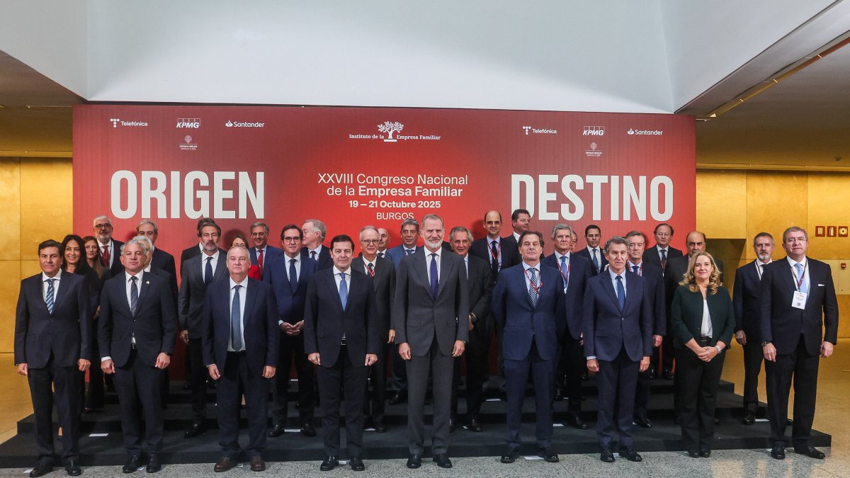 Foto de familia de los representantes institucionales que arroparon el XVIII Congreso Nacional de la Empresa Familiar.