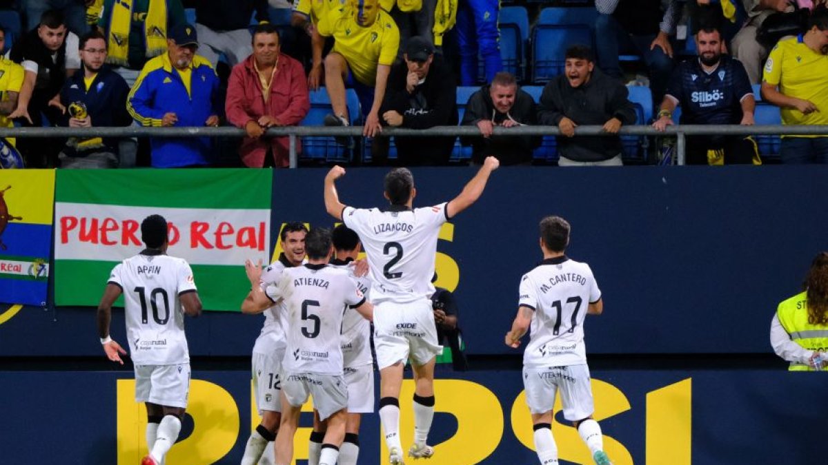 Los jugadores del Burgos CF celebran uno de los goles ante el Cádiz.