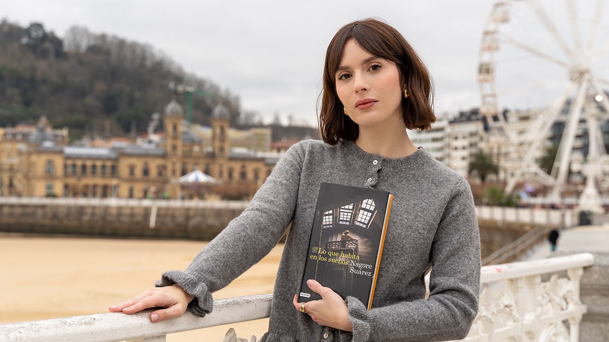 La escritora Nagore Suárez, con su última novela.