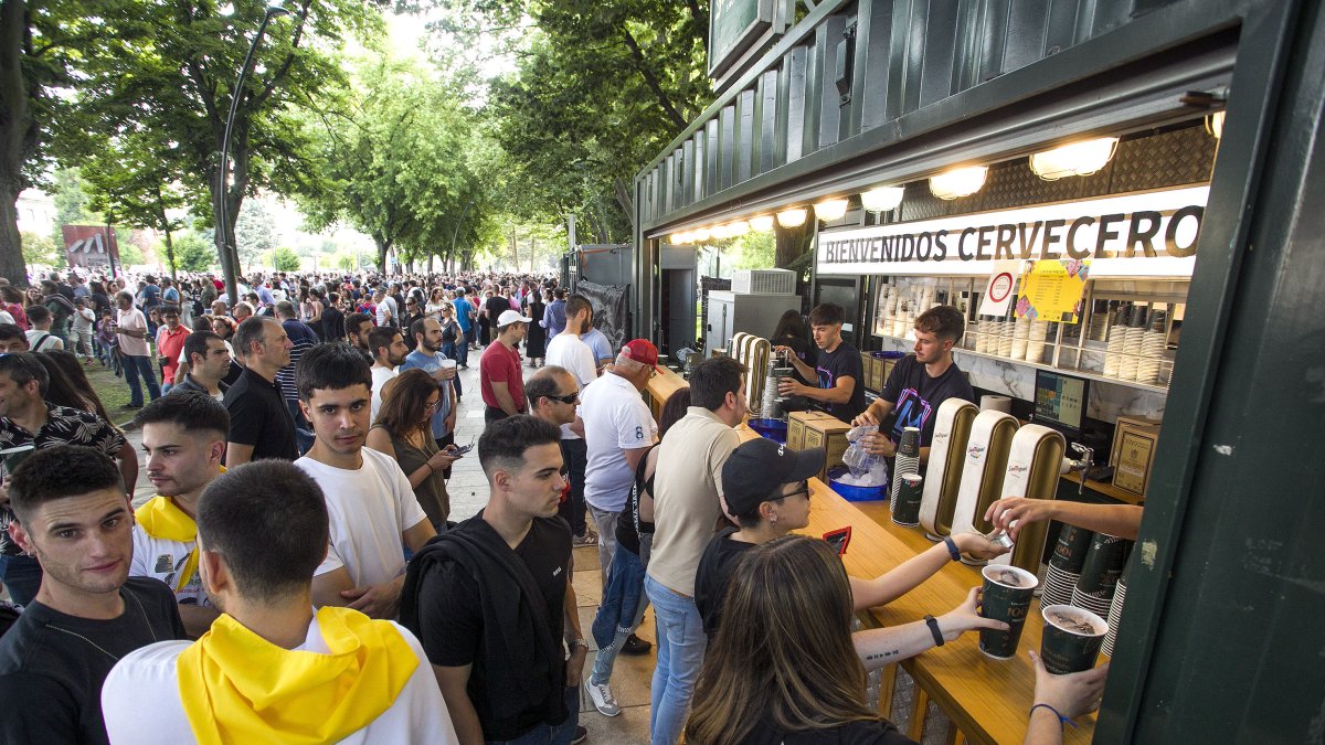 Barra y surtidores de cerveza en las fiestas de San Pedro 2025.