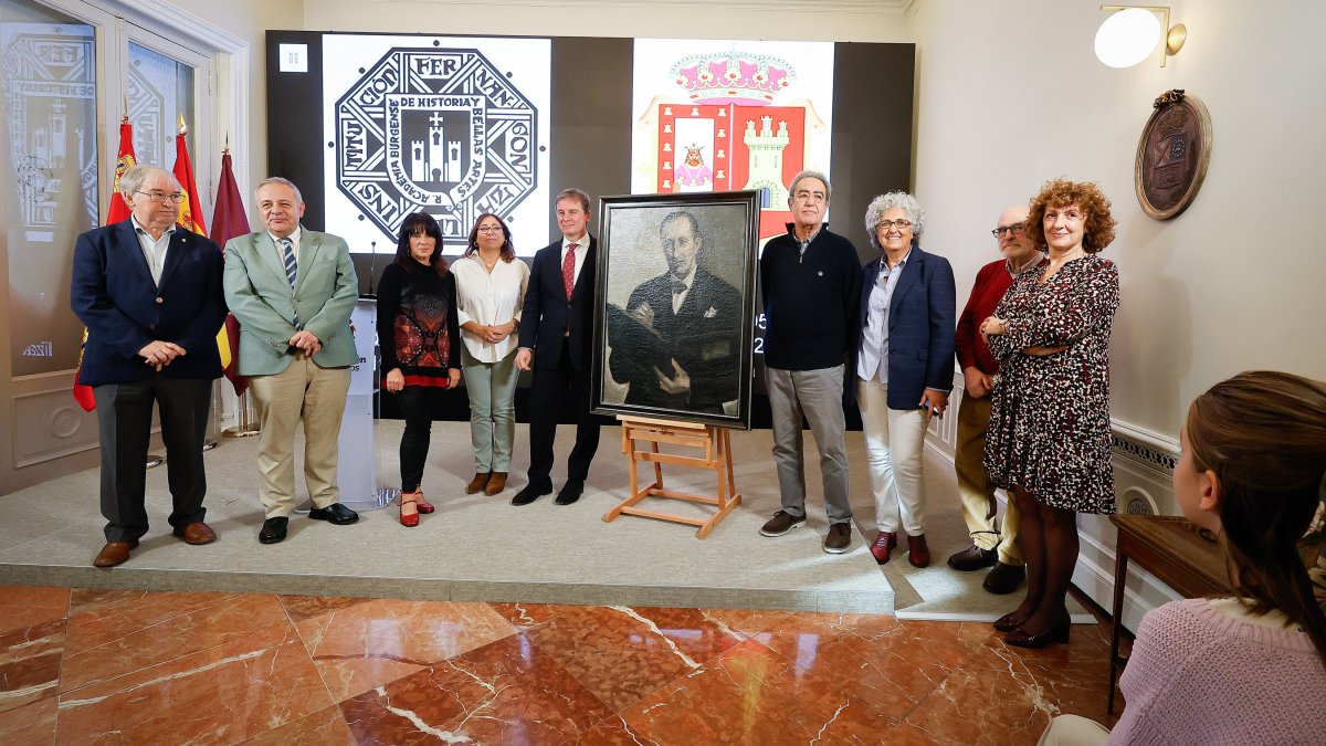 Representantes de la Institución Fernán González, la Diputación y familiares de Gonzalo Díez de la Lastra posan junto al cuadro de Modesto Ciruelos ante la mirada de la tataranieta del retratado.