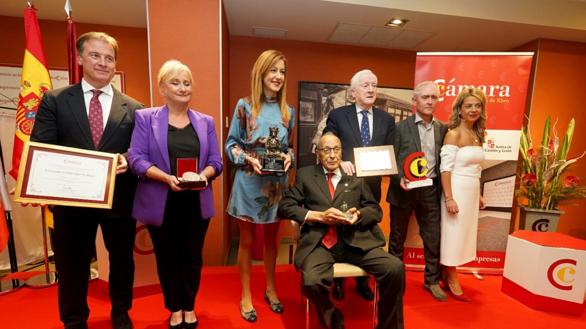 Acto de reconocimiento a la trayectoria profesional del presidente de la Cámara de Comercio, Industria y Servicios de Miranda de Ebro (Burgos), Fernando Escobillas, con la presencia de la consejera de Industria, Comercio y Empleo, Leticia García, y el presidente del Consejo de Cámaras de Castilla y León, Miguel Méndez Pozo, entre otros.