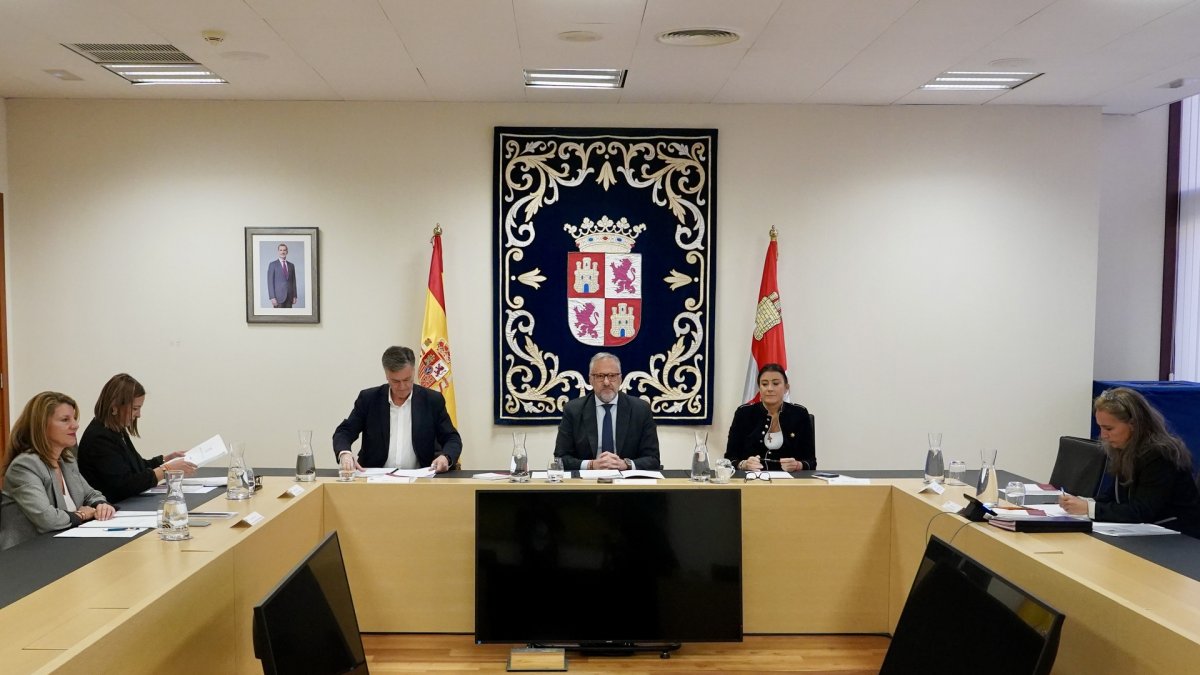 El presidente de las Cortes preside la reunión de la Mesa de las Cortes para abordar el anteproyecto de presupuesto para 2026 de la cámara autonómica y las instituciones propias.