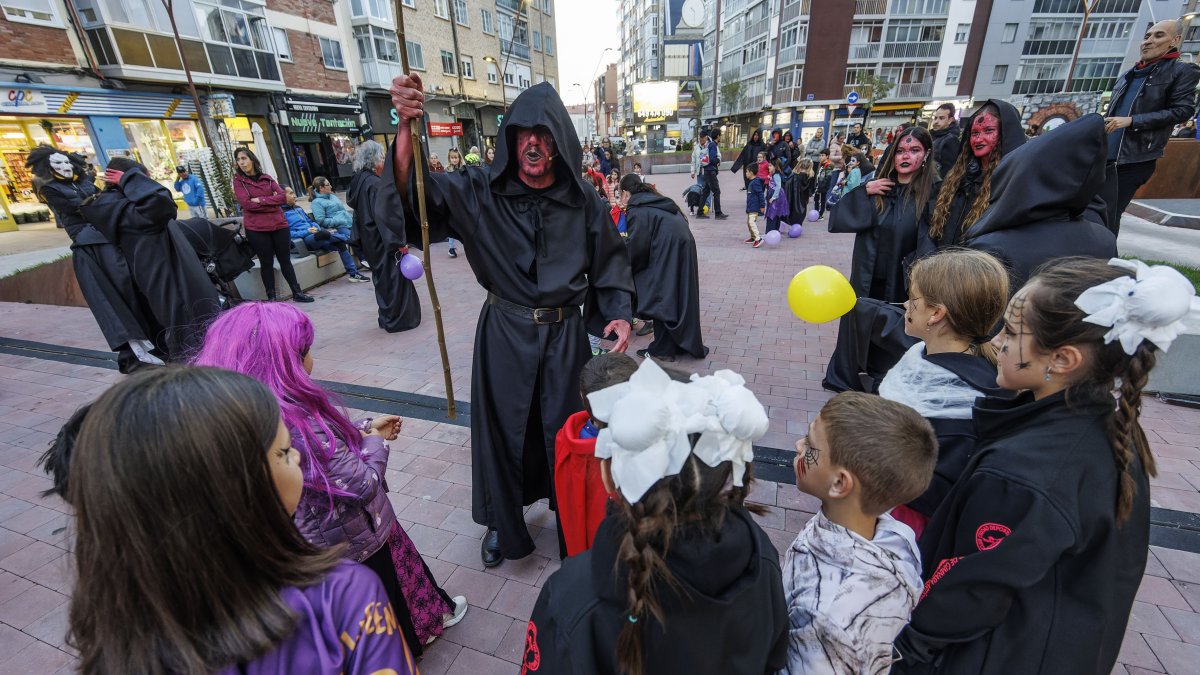 El Galloween arranca desde primera hora de la tarde con actividades de calle y se cierra con conciertos durante la noche.