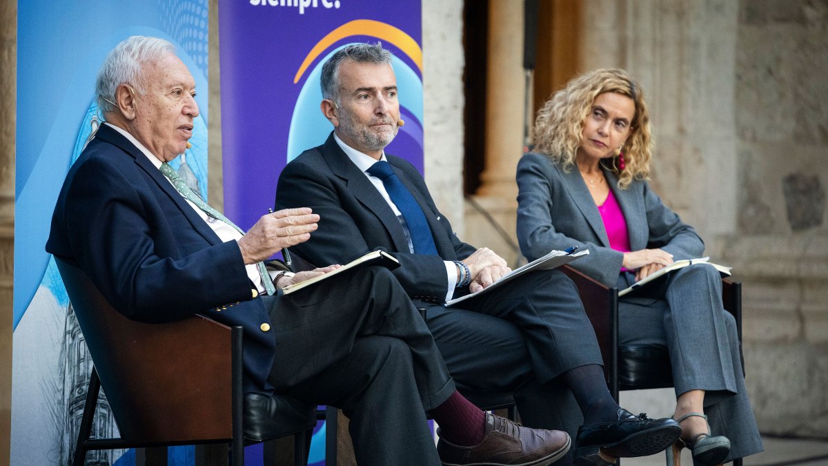 José Manuel García-Margallo y Meritxell Batet, en Burgos, durante el encuentro 'Diálogos para el Desarrollo'.