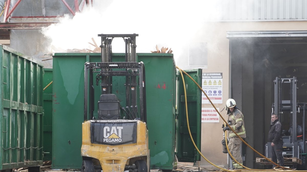 Incendio en una fábrica de embalajes situada en la carretera de Villabáñez de Valladolid.