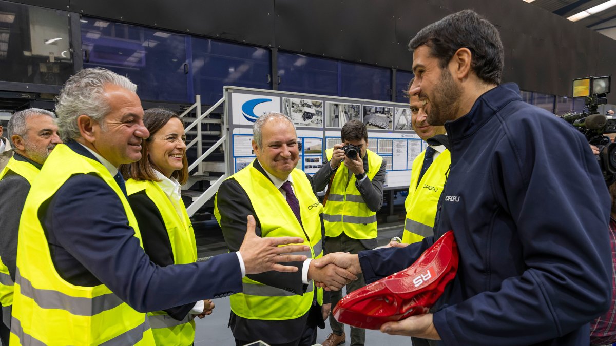 El ministro de Industria y Turismo, Jordi Hereu (c), durante una visita a la sede de Grupo Cropu, a 24 de octubre de 2025, en Burgos, Castilla y León (España).