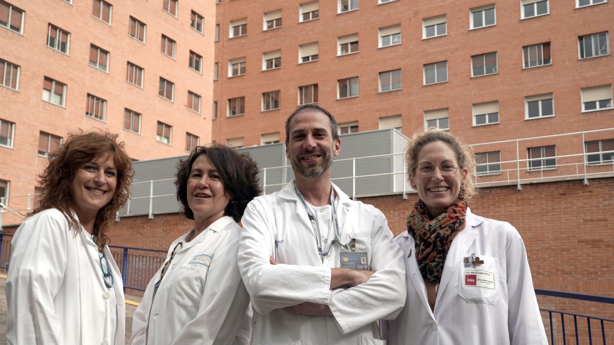 (I a D) Belén Martín Gil y Mercedes Fernández Castro, enfermeras de la Unidad de Apoyo a la Investigación del Hospital Clínico Universitario de Valladolid, Noel Rivas González, jefe de la Unidad de Enfermería en Formación del H.C.U.V. y coordinador de Formación del Área de Enfermería, y María López Valdecillo, profesora titular de la Facultad de Enfermería de la Universidad de Valladolid y vicedec.