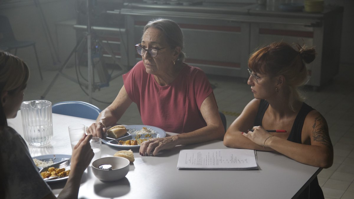 La vallisoletana Clara Santaolaya, productora de 'Darshan', con el guion en pleno rodaje.