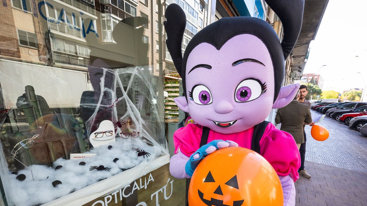 Vampirina es la madrina de la Fiesta de Halloween que ha organizado la Asociación de Comerciantes de Gamonal Zona G.