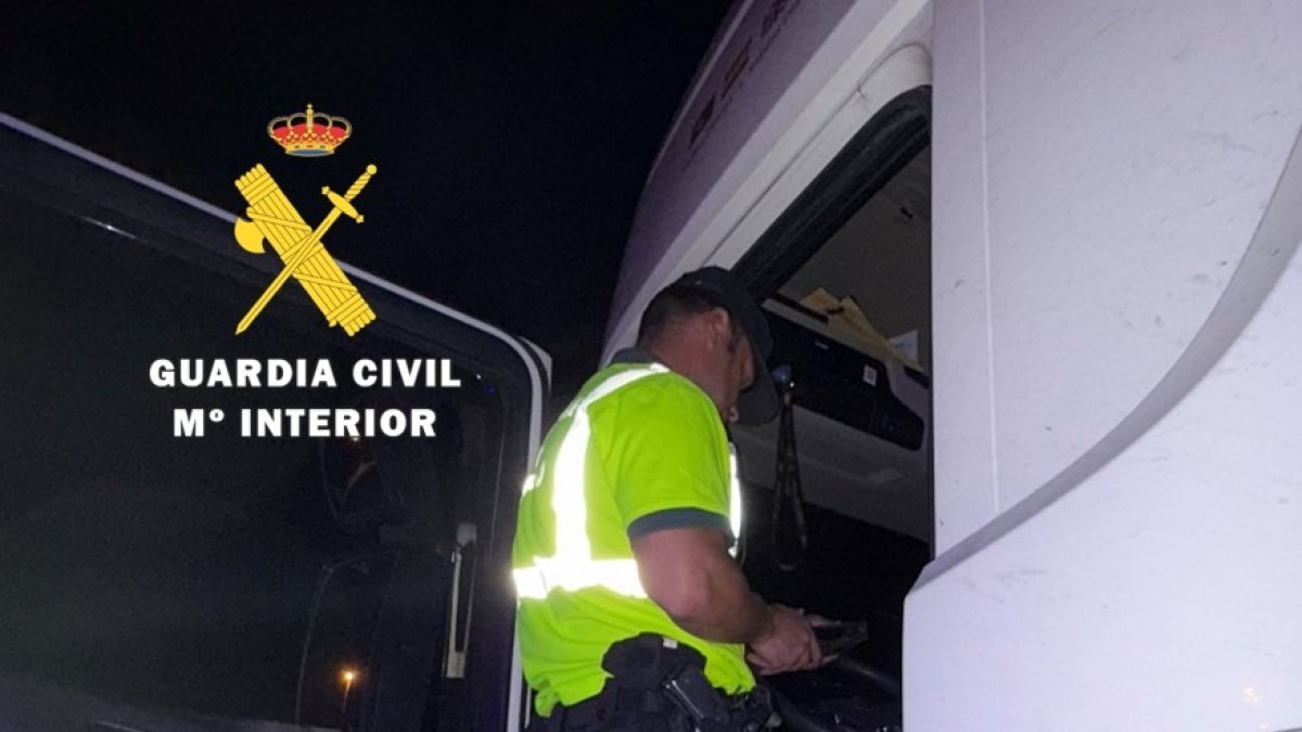 La Guardia Civil moviliza un camión por múltiples irregularidades.