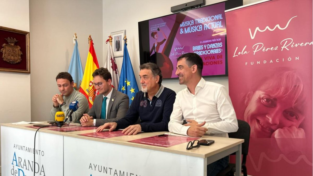 Alberto de la Calle junto al concejal José Antonio Fuertes, el alcalde de Aranda y el musicólogo Javier Cebas Gañán