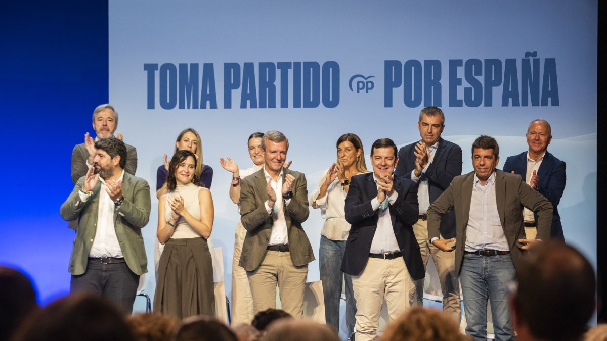 Los presidentes autonómicos del PP durante la clausura del acto de presentación de la ‘Declaración de la Región de Murcia’, en el Teatro Circo de Murcia, a 28 de septiembre de 2025, en Murcia (España).