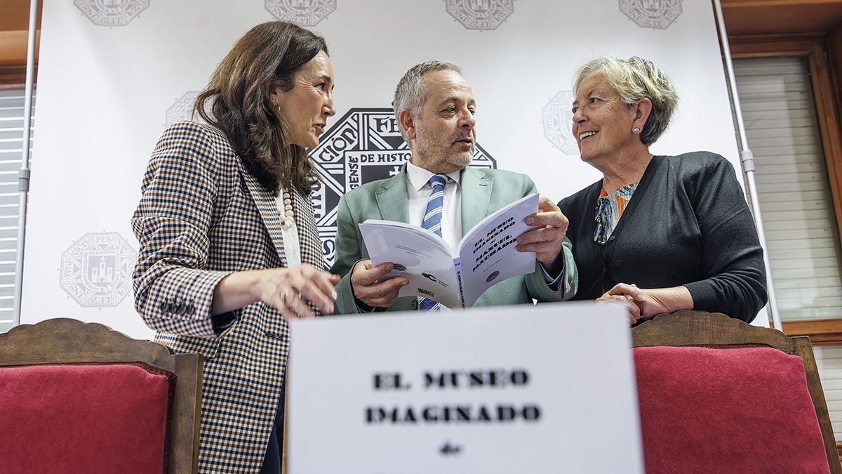 Laura Sebastián, René Jesús Payo y Belén Castillo, en la presentación del libro.
