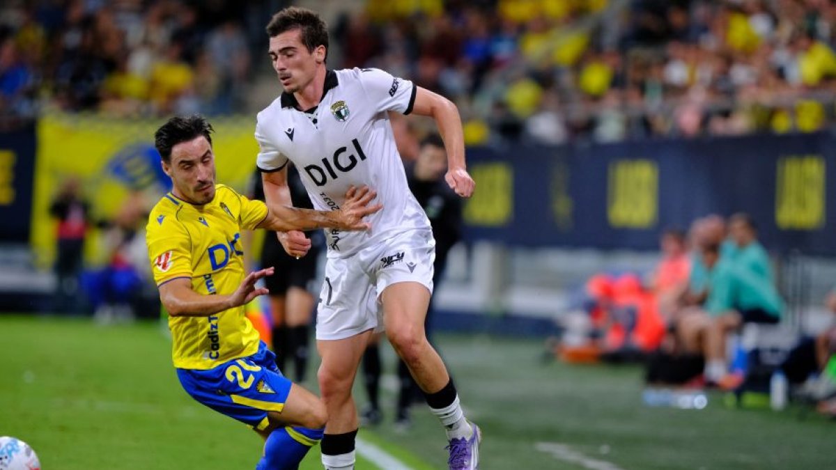 Imagen de Íñigo Córdoba durante el partido contra el Cádiz.