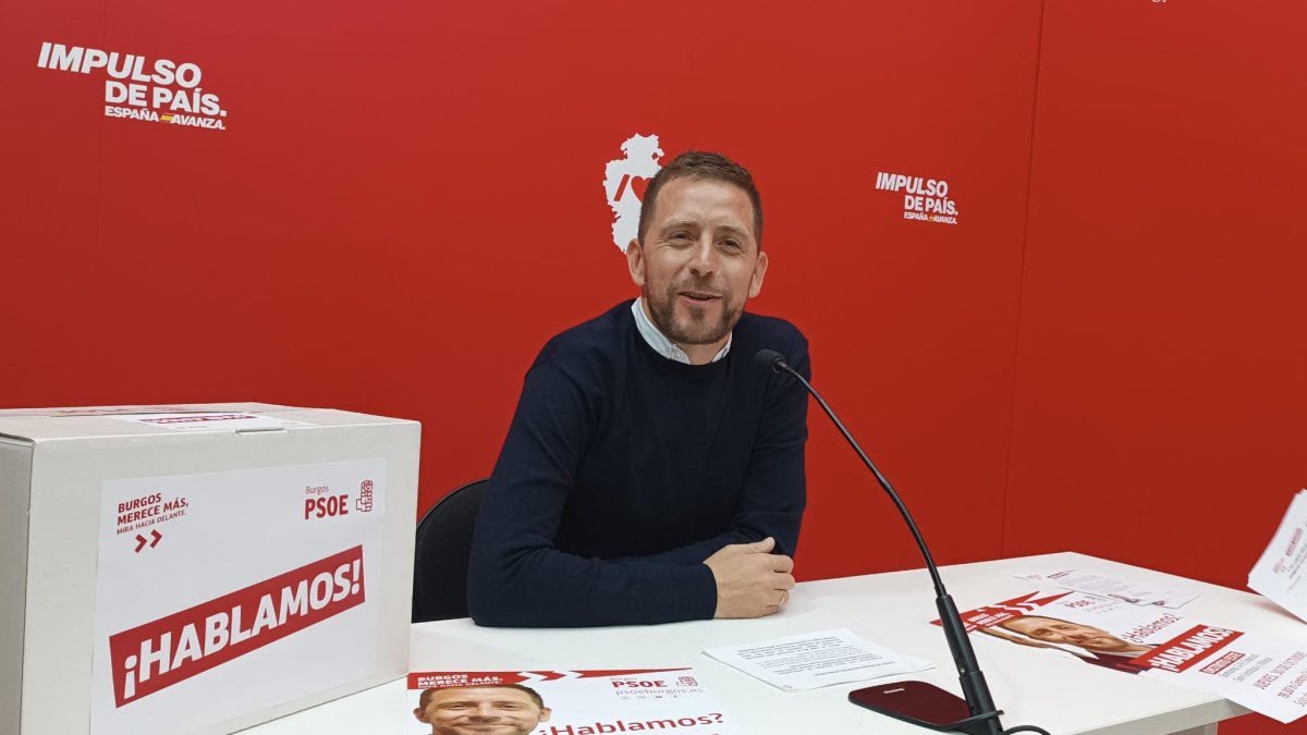 Josué Temiño, durante la presentación de la campaña 'Hablamos' del PSOE de Burgos.
