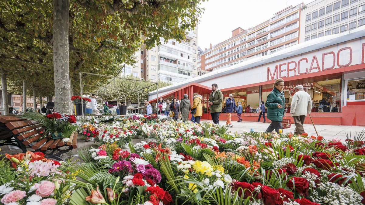 Puestos de venta de flores, junto al Mercado Norte provisional de Burgos, para el Día de Todos los Santos.