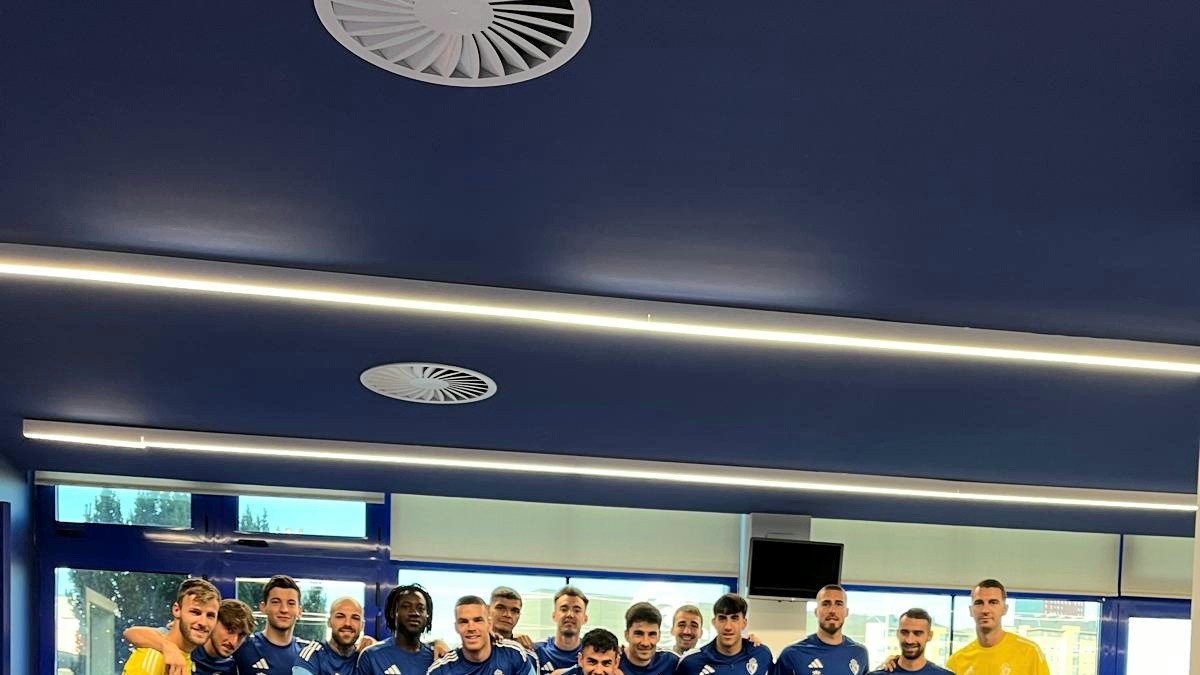 La doctora María Fernández Muiños de la ULE junto al equipo de la SD Ponferradina durante el taller ‘Mindfulness y iderazgo con Valores’.