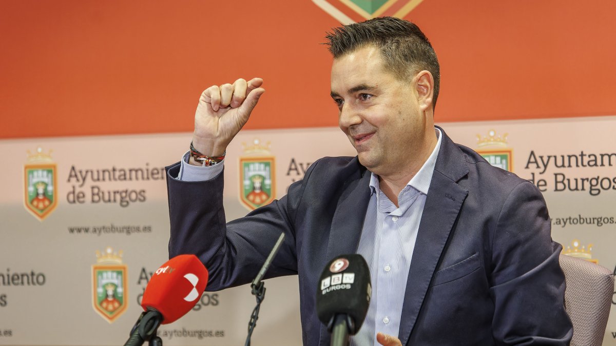 Daniel de la Rosa hace este gesto para pedir a los ciudadanos