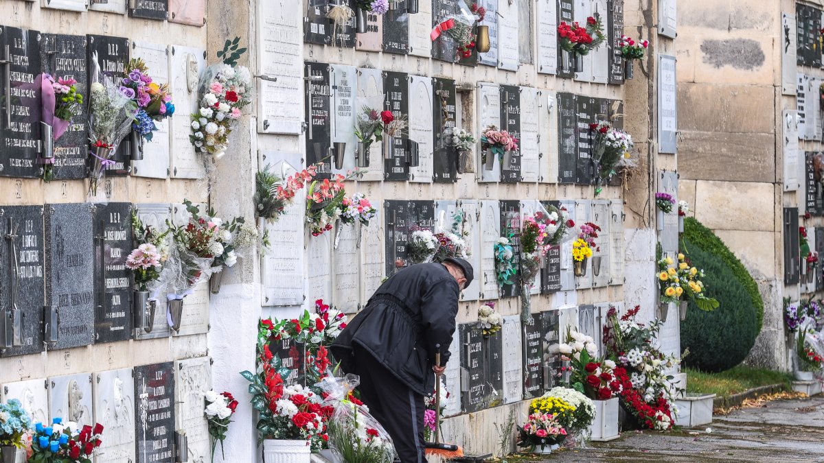 El cementerio de San José se ha llenado de burgaleses que querían rendir homenaje a sus difuntos.