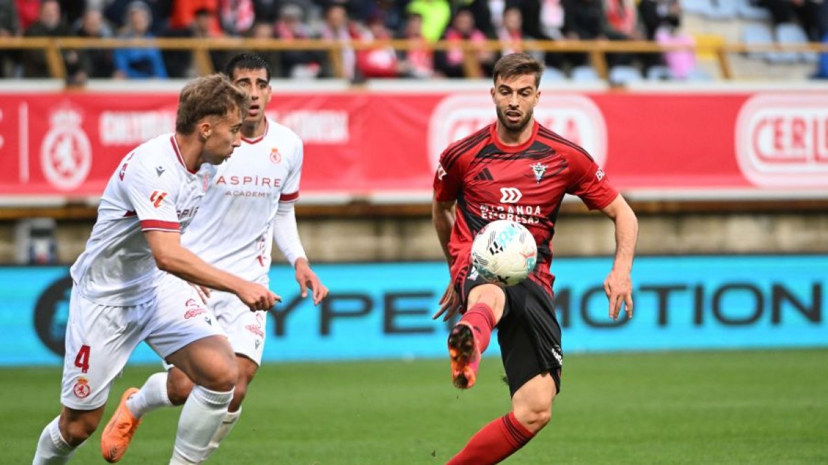 Imagen del partido entre la Leonesa y el Mirandés.
