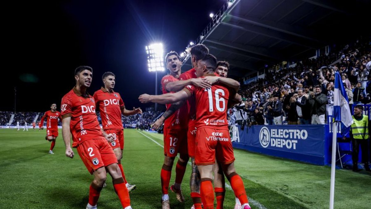 Los jugadores del Burgos CF celebran uno de los goles.