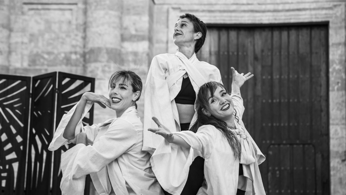 Las bailarinas Sara Saiz, coreógrafa, Leticia Bernardo y Alejandra Miñón expresan con danza pantomina y danza contemporáneas las múltiples aristas del universo femenino.