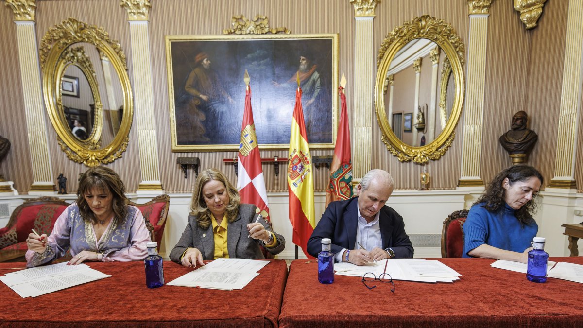 Firma del acuerdo del Diálogo Social de Burgos. De izquierda a derecha, Sara Gil (UGT), la alcaldesa, Cristina Ayala, Ignacio San Millán (FAE) y Carmen Álvarez (CCOO).
