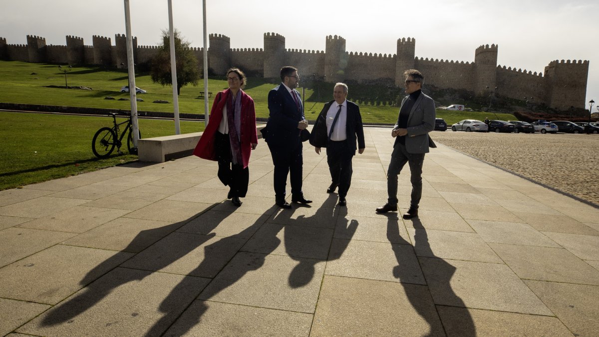 El ministro de Industria y Turismo conoce las actuaciones desarrolladas por el Plan de Sostenibilidad Turística en Destino en la Muralla de Ávila.
