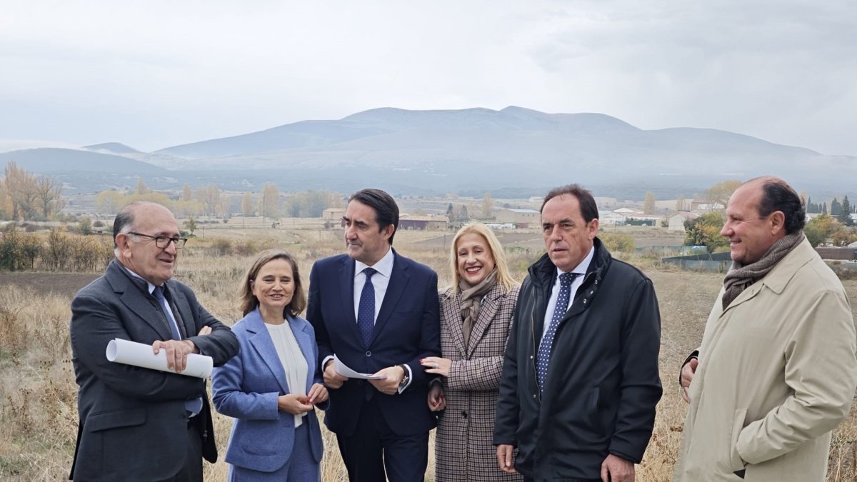 En el centro, Quiñones visita las parcelas del desarrollo residencial en Ólvega (Soria).