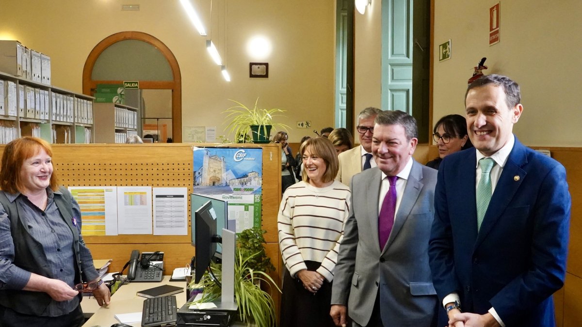 El consejero de la Presidencia, Luis Miguel González Gago, presenta la resolución de las ayudas a los Servicios de Asistencia a Municipios de las diputaciones provinciales de Castilla y León junto al presidente de la Diputación Conrado Íscar.