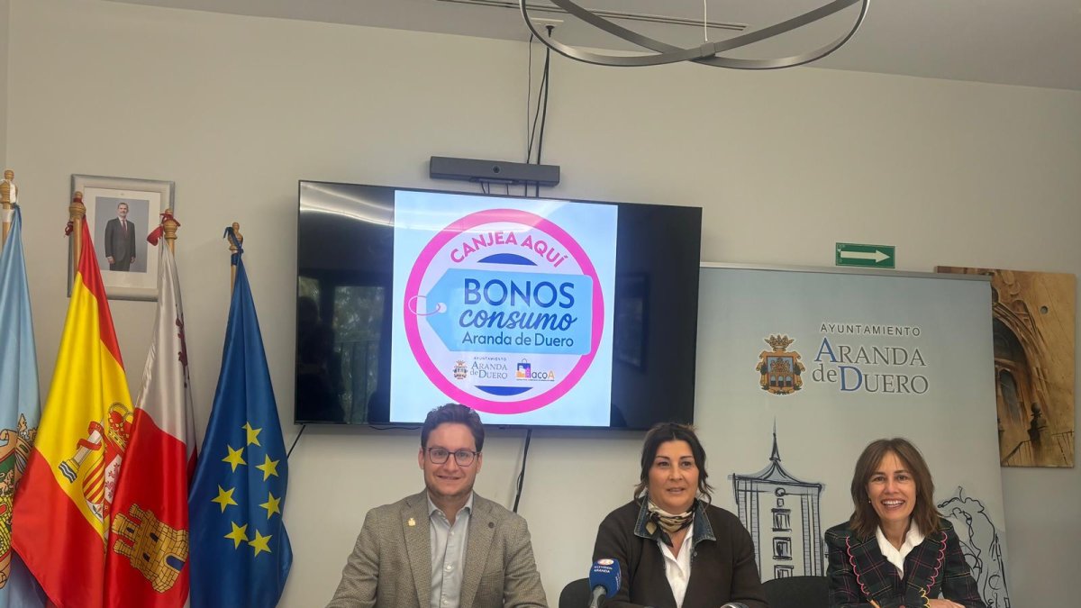 El alcalde junto a Amaya Sanz y Olga Rojo