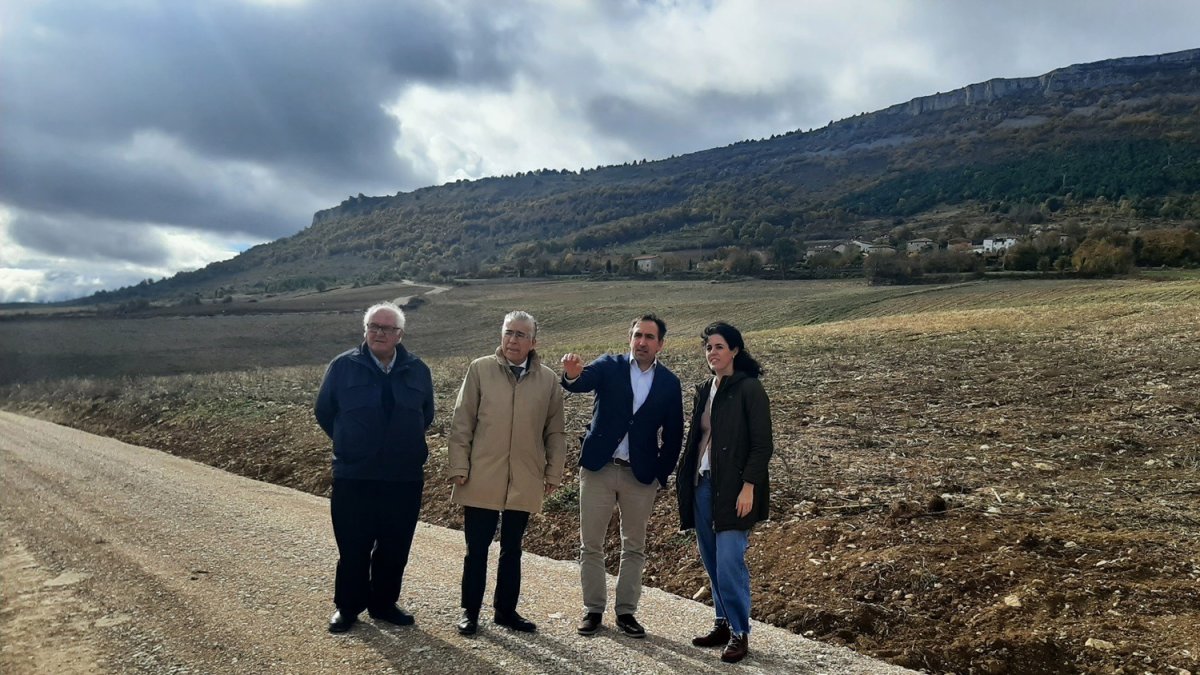 El director general de Desarrollo Rural, Jorge Izquierdo, visita junto al delegado territorial de la Junta en la provincia de Burgos, Roberto Saiz, las obras de la infraestructura rural de concentración parcelaria de Merindad de Montija (Burgos).