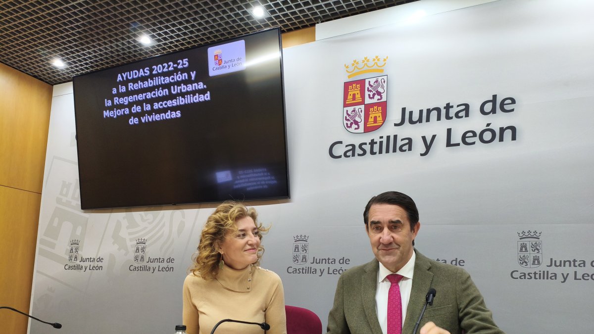 El consejero de Medio Ambiente, Vivienda y Ordenación del Territorio de Castilla y León, Juan Carlos Suárez-Quiñones, junto a la directora general de Vivienda, María Pardo.
