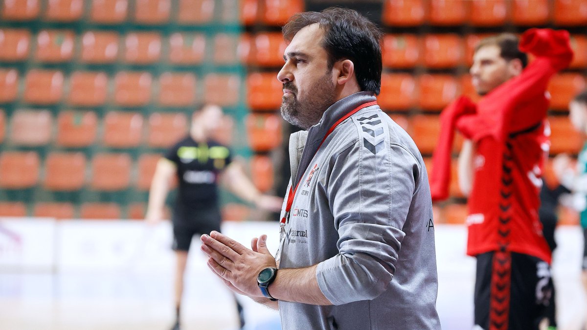 Jorge Berzosa sigue el partido desde la banda en el polideportivo El Plantío durante el encuentro ante Sagunto.