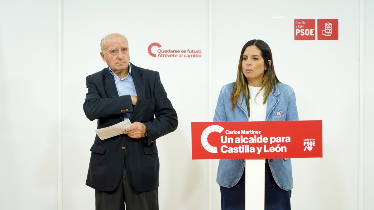 La vicesecretaria general del PSCyL y viceportavoz en las Cortes de Castilla y León, Nuria Rubio, y el presidente de la Unión de Consumidores de Castilla y León, Prudencio Prieto, comparecen en rueda de prensa tras mantener una reunión.