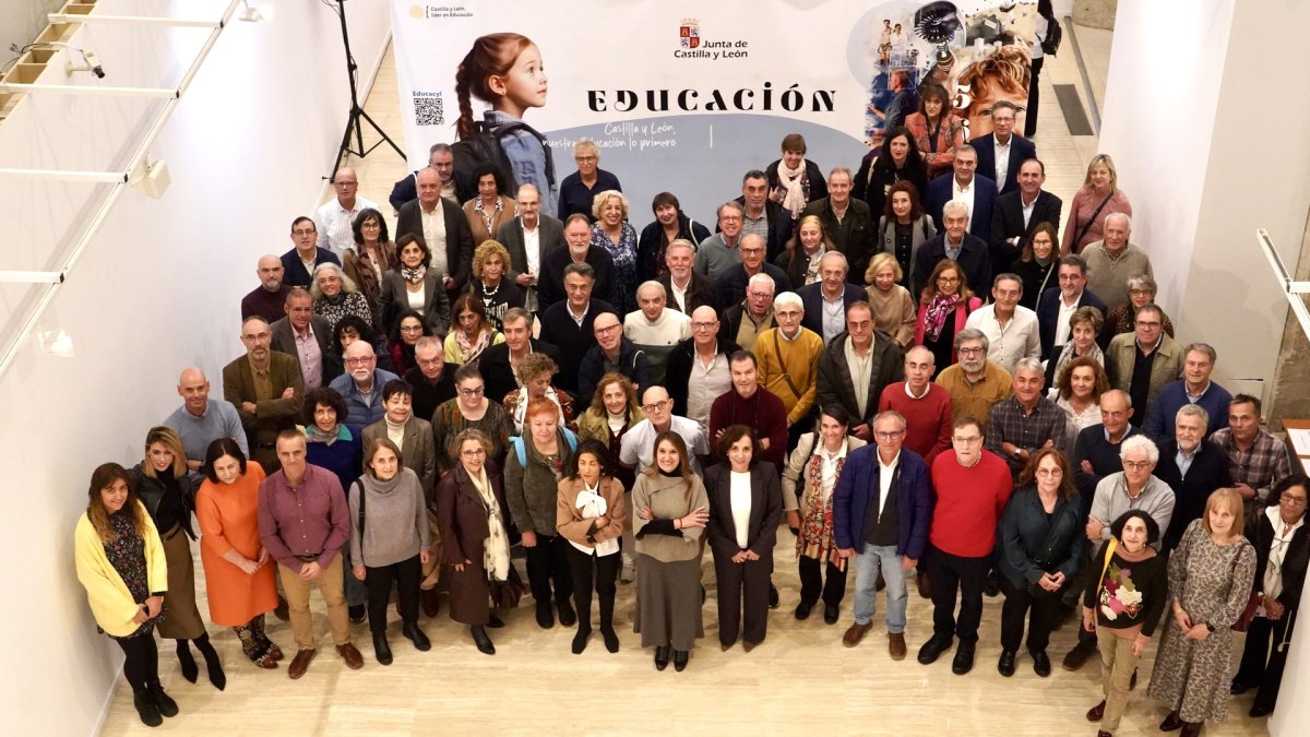La consejera de Educación, Rocío Lucas, preside la entrega de diplomas a los Profesores Honoríficos 2025-2026.