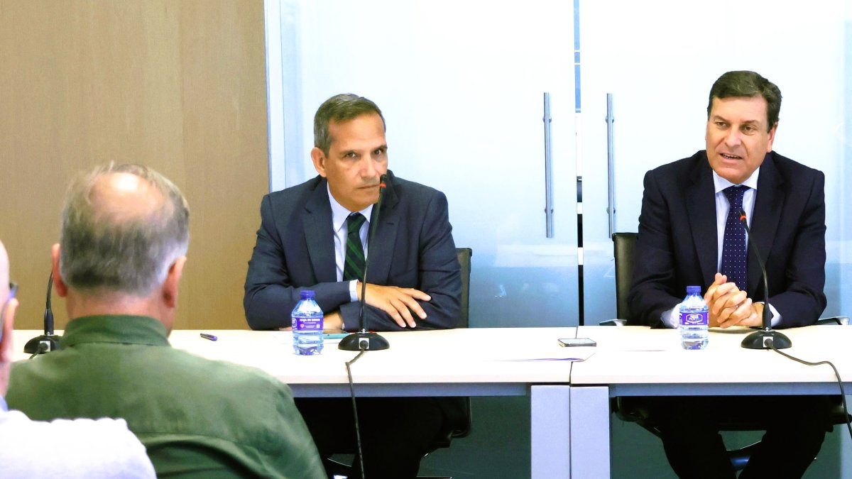 El director general del Instituto para la Competitividad Empresarial de Castilla y León, ICECYL, Augusto Cobo, y el consejero de Economía, Carlos Fernández Carriedo, en una imagen de archivo.