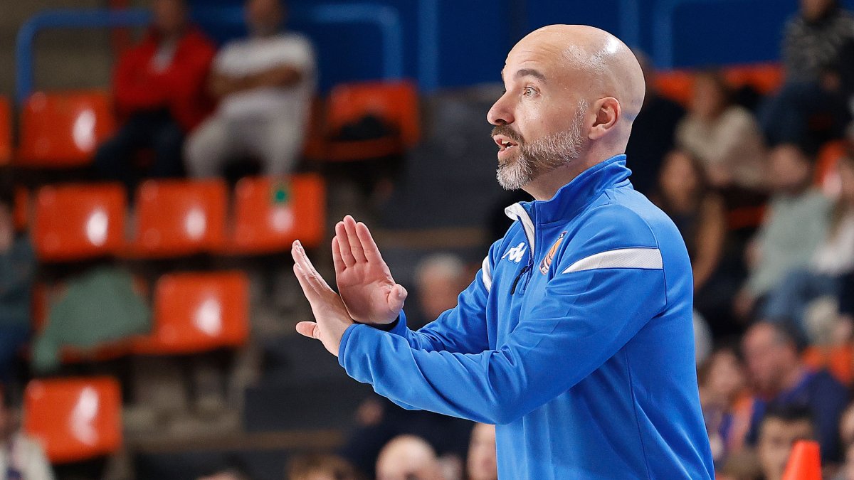 Jordi Juste da instrucciones a sus jugadores desde la banda en el partido ante Coruña.