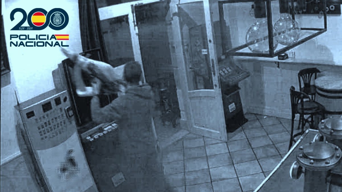 El ladrón captado por las cámaras de seguridad del bar en el que robó una cesta de Navidad.