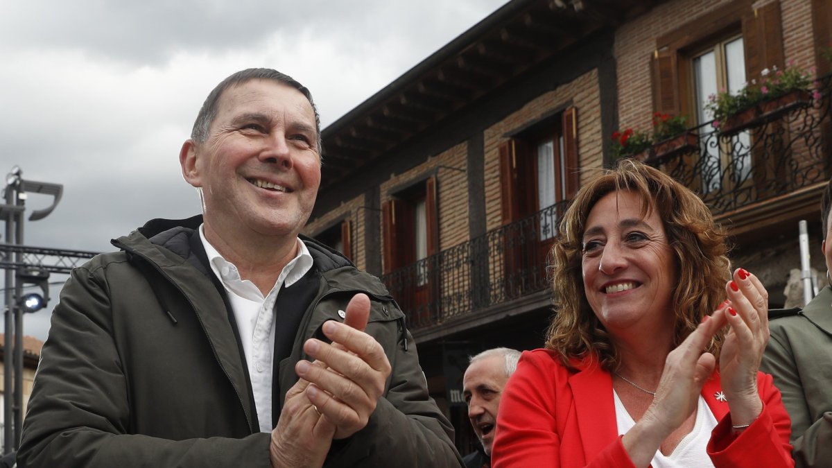 Eva López de Arroyabe, portavoz de EH Bildu en la Diputación Foral de Álava junto al líder de la formación abertzale, Arnaldo Otegi.