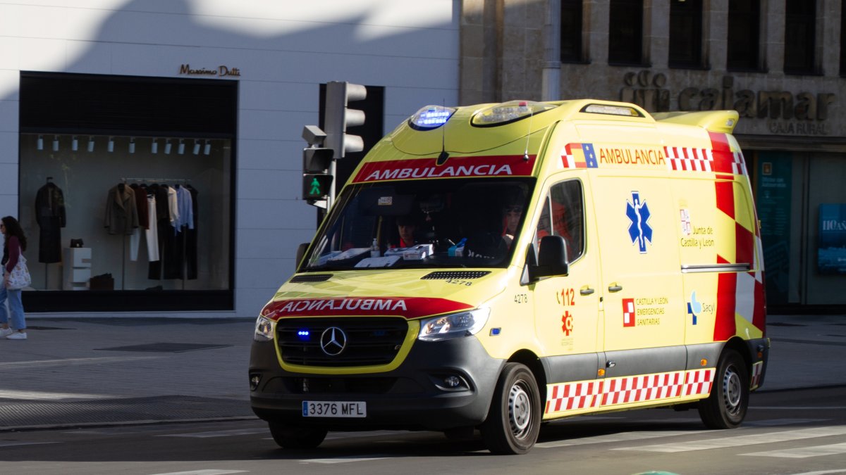Archivo - Imagen de una ambulancia en Valladolid.
