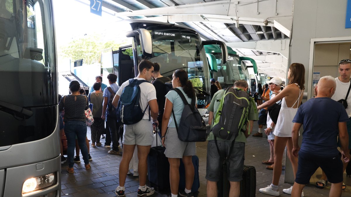 Archivo - Varias personas esperan para subirse a un autobús en la estación de autobuses de Méndez Álvaro, a 2 de agosto de 2024, en Madrid (España).
