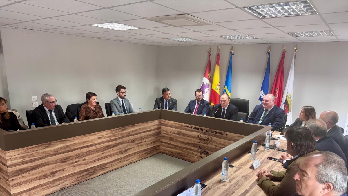El presidente de la Diputación, Carlos García; el presidente del Principado de Asturias, Adrián Barbón; la consejera de Educación de la Junta de Castilla y León, Rocío Lucas; el alcalde de Cebreros; Pedro José Muñoz; y el alcalde de Vegadeo, César Álvarez.