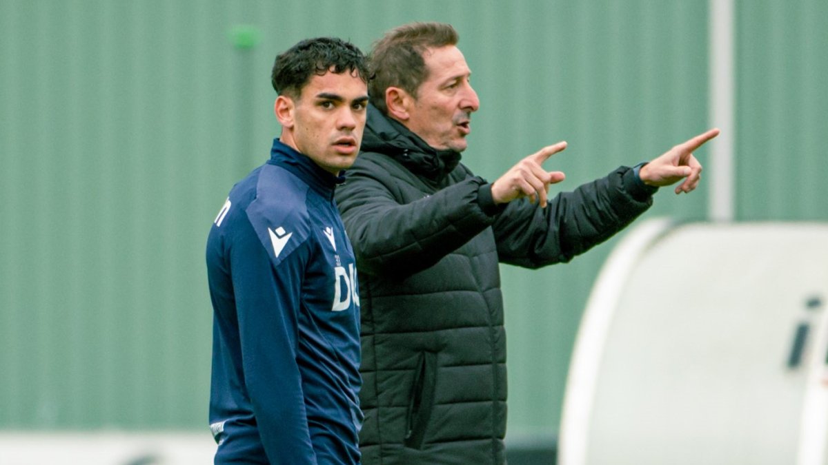 Ramis da instrucciones junto a Marcelo Expósito durante un entrenamiento esta semana.