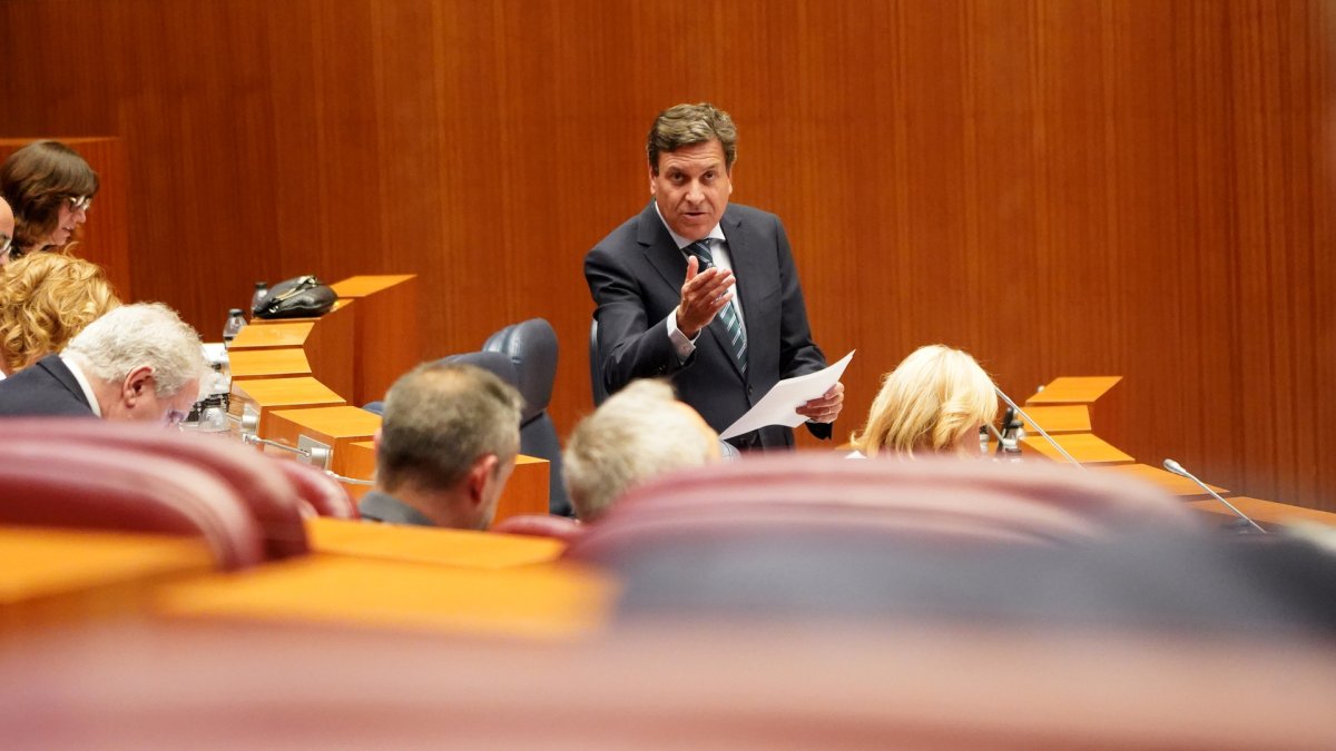El consejero de Hacienda y Economía, Carlos Fernández Carriedo, durante su intervención en la primera sesión del pleno de las Cortes de Castilla y León.