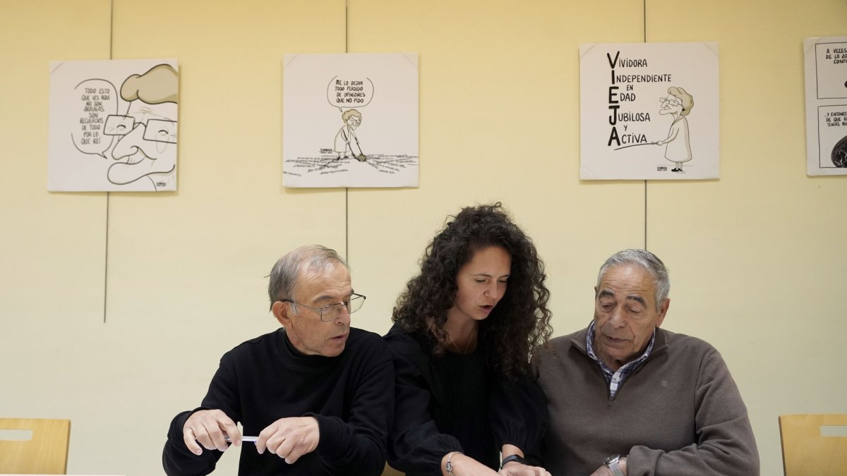 Alfonso Revuelta y Carlos Fernández, vecinos de Villanubla (Valladolid), participan junto a Sandra Martínez, terapeuta de Fundación Hospitalarias Valladolid, en un programa de detección precoz del deterioro cognitivo.