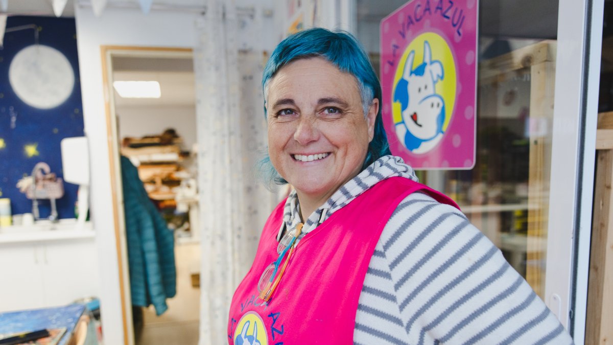 La palentina Asun Fernández, de ingeniera forestal a maestra del cuero para transformar la piel en regalos y talleres que forjan la autoestima de los más pequeños.