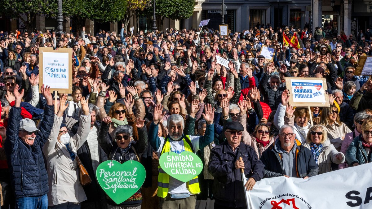 Unos 3.500 burgaleses participaron en la manifestación por Sanidad Pública que terminó en la en la Plaza Mayor de Burgos.