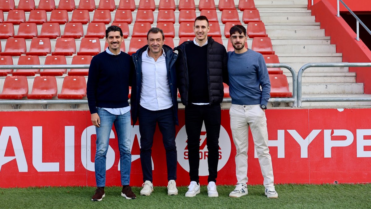 Jesús Galván, segundo por la izquierda, con su equipo técnico.